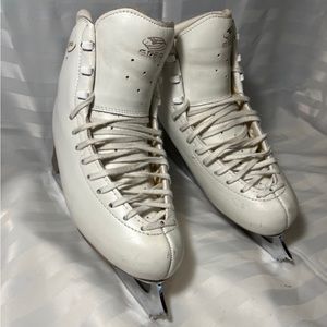 Edea Chorus Figure Skates, JW Pattern Blades, CCM adjustable arch insoles.